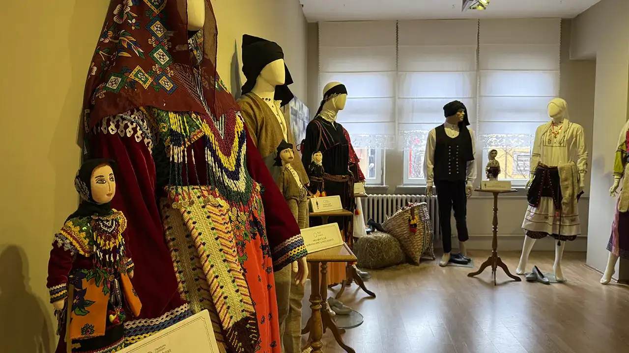 trabzonun-unutulan-kiyafetleri-yeniden-hayat-buldu-150-yillik-kiyafetleri-gun-yuzune-cikti