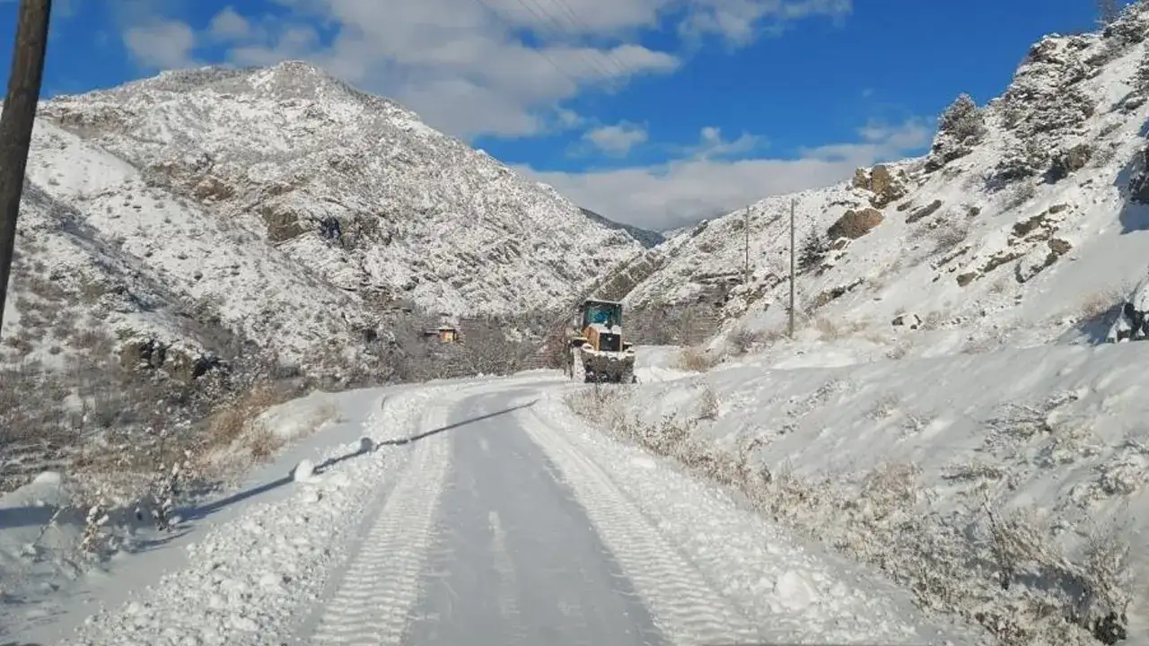 artvinde-kar-ulasimi-vurdu-34-koy-yolu-kapandi-savsatta-egitim-ara