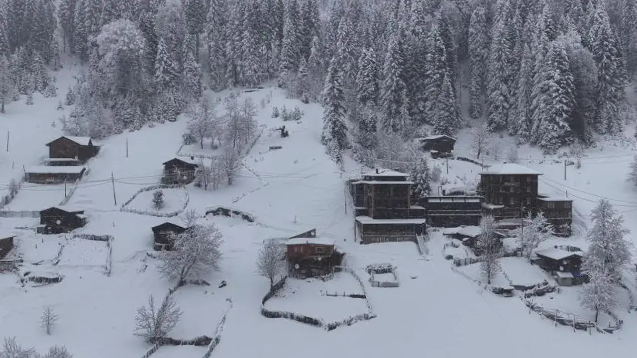 ayder-yaylasi-kar-yagisiyla-beyaza-burundu