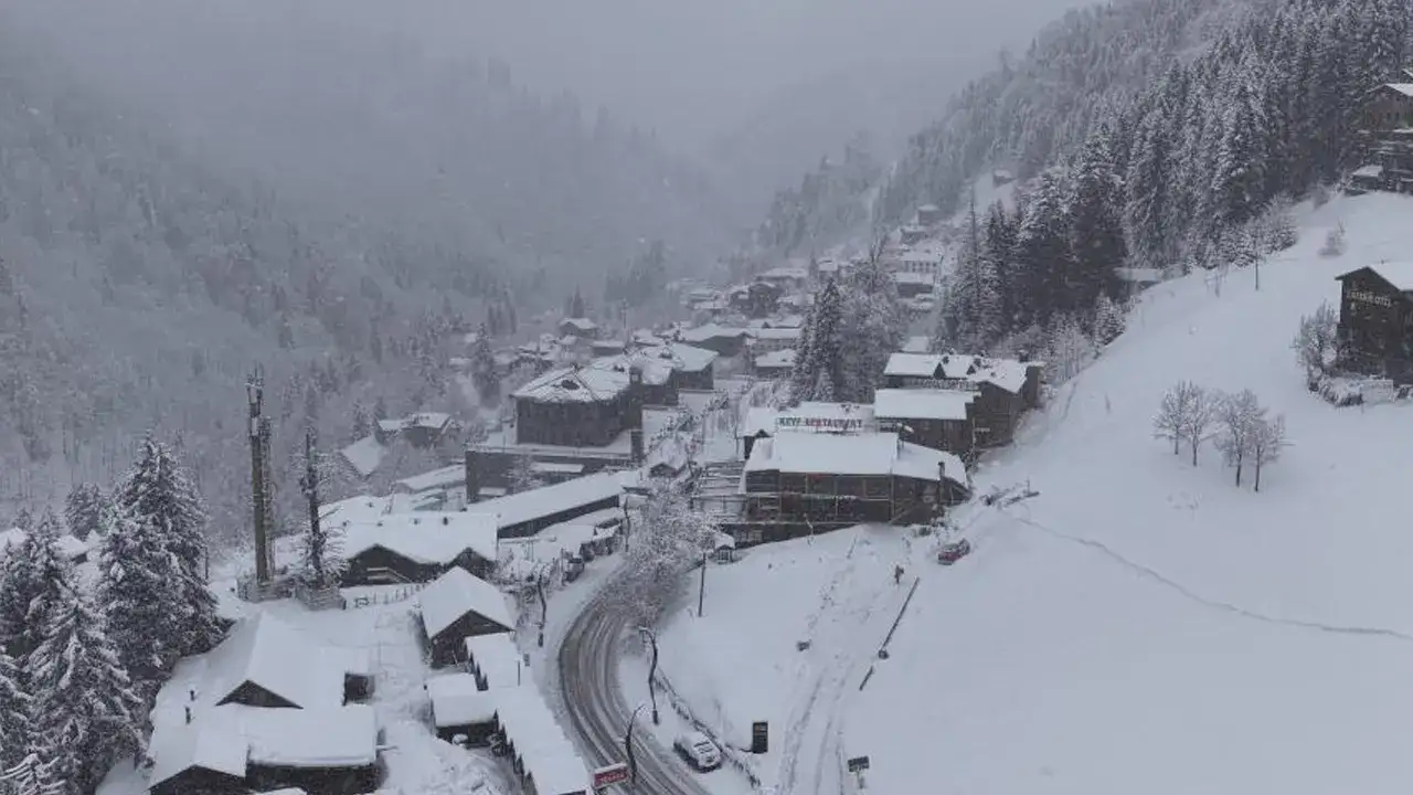 ayder-yaylasi-kar-yagisiyla-beyaza-burundu