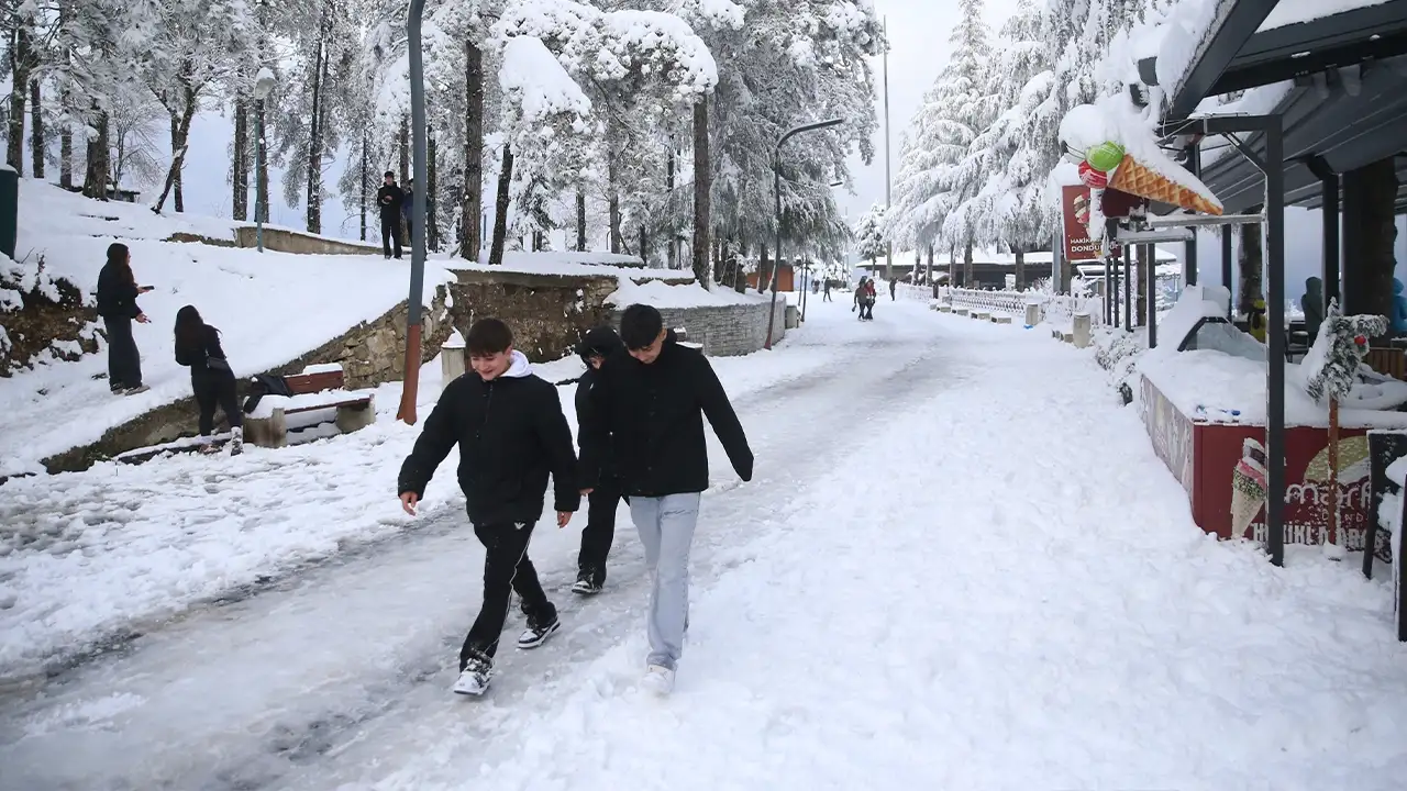 dogu-karadeniz-beyaza-gomuldu-7-ilde-yuzlerce-koy-yolu-kapandi