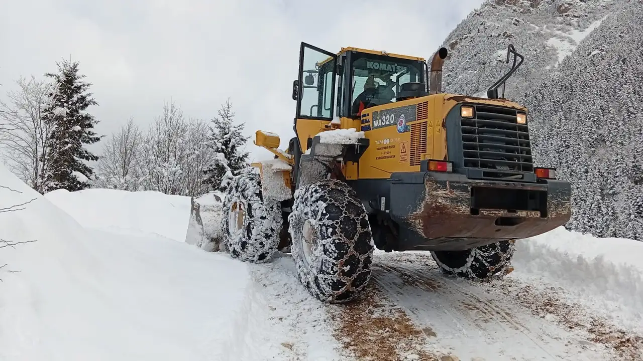 dogu-karadeniz-beyaza-gomuldu-7-ilde-yuzlerce-koy-yolu-kapandi