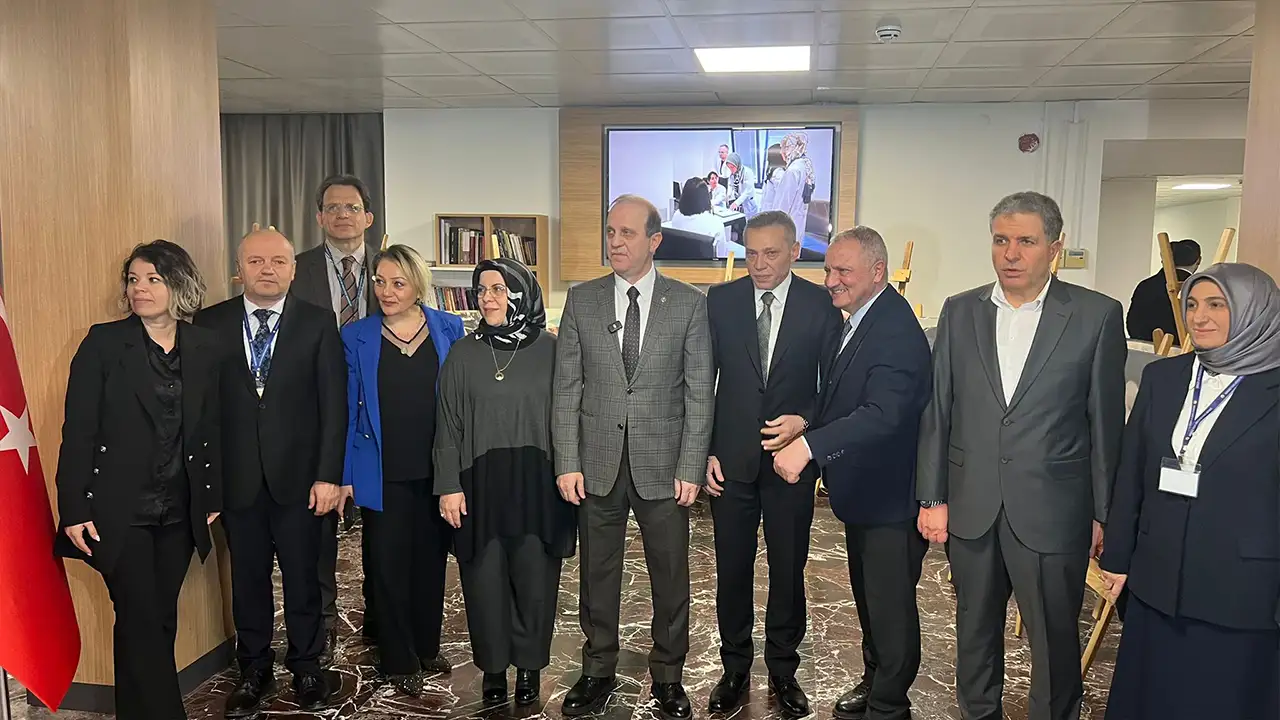 ktu-farabi-hastanesinde-bir-hayatlik-dokunus-sergisi-acildi