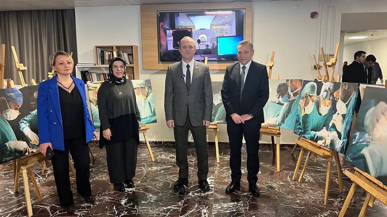 ktu-farabi-hastanesinde-bir-hayatlik-dokunus-sergisi-acildi