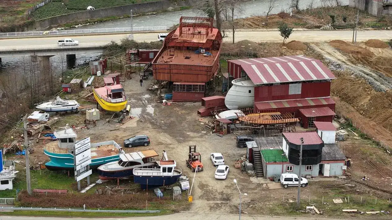 ofta-uretilen-ozel-tasarim-balikci-teknesi-senegale-gidiyor