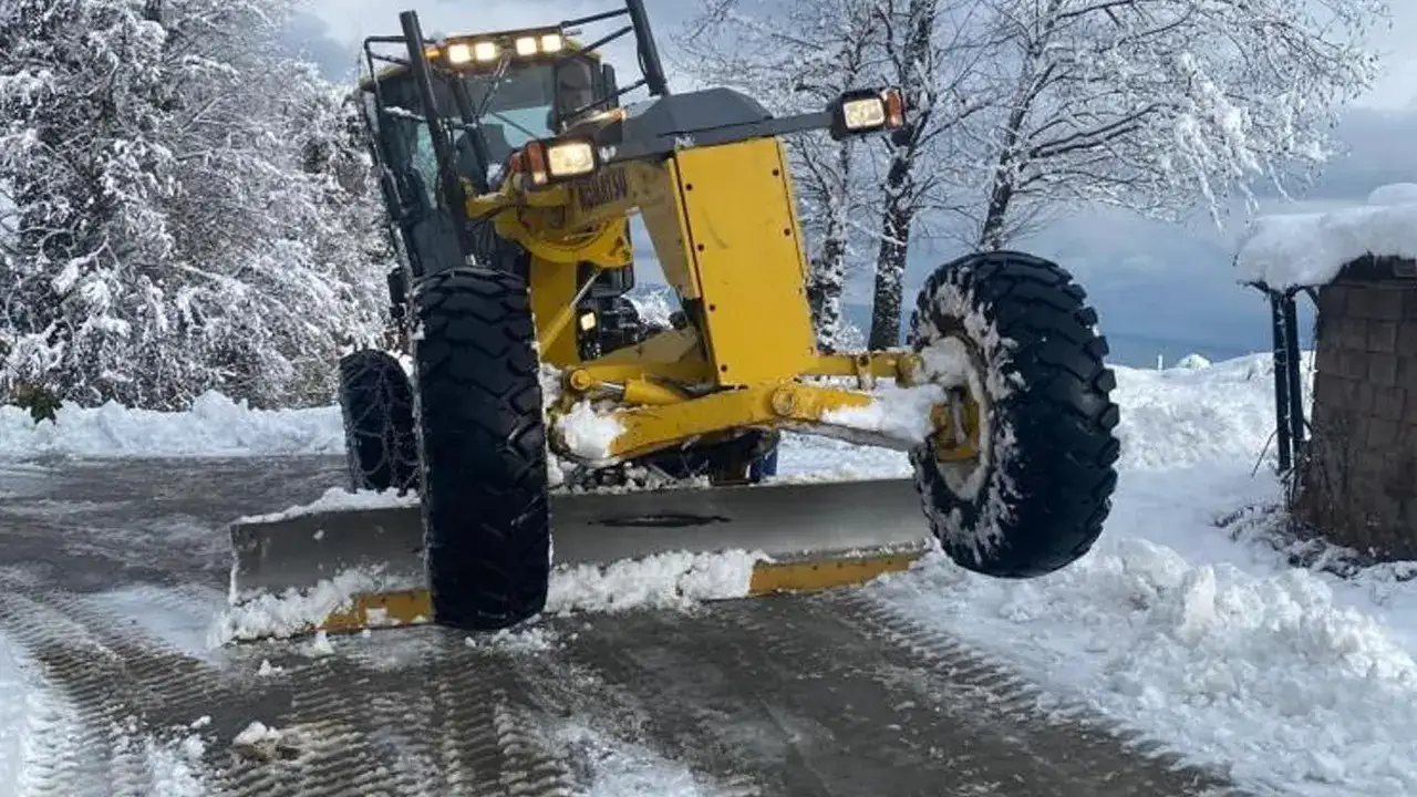 rizede-59-koy-yolu-kar-nedeniyle-ulasima-kapandi