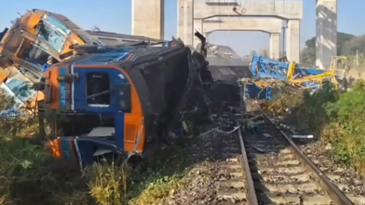 taylandda-vinc-faciasi-trenin-uzerine-dustu-22-olu