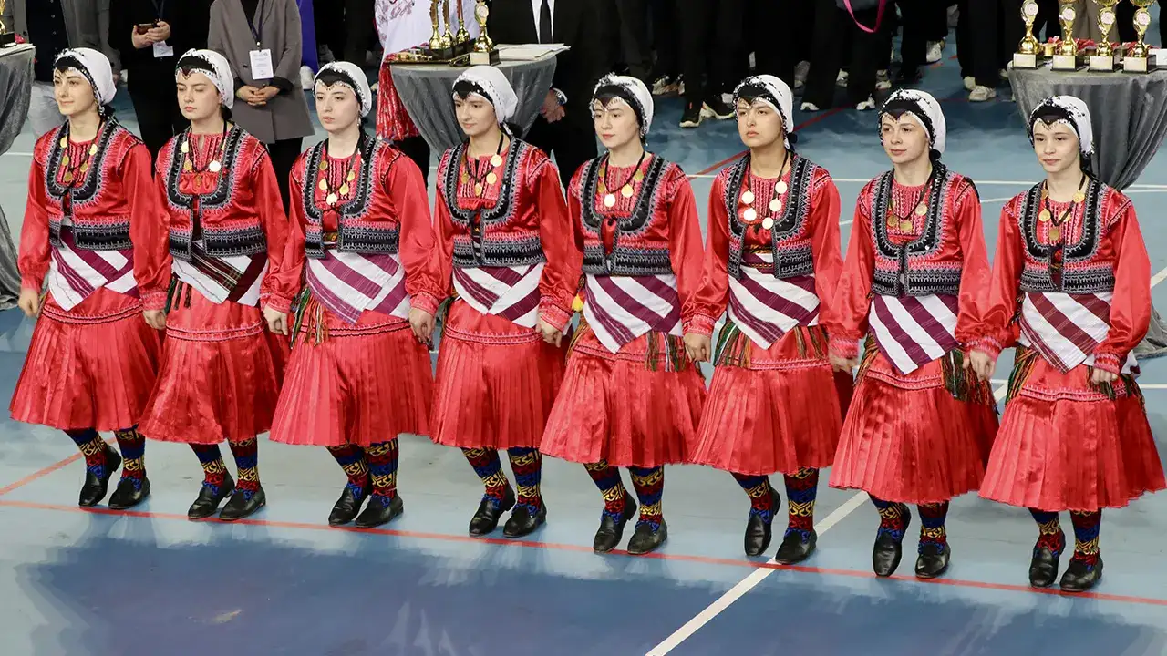 trabzon-valiligi-koordinesinde-duzenlenen-2025-2026-egitim-ogretim-yili-birinci-donem-okul-sporlari-odul-toreninde-32-okuldan-632-ogrenci-basarilariyla-odullendirildi