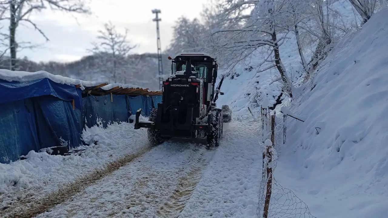 trabzonda-kar-alarmi-6-ilcede-34-mahalle-yolu-kapali