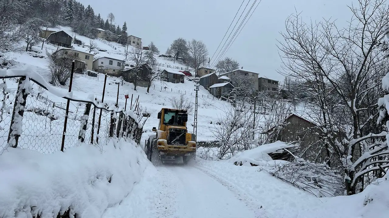trabzonda-kar-alarmi-6-ilcede-34-mahalle-yolu-kapali