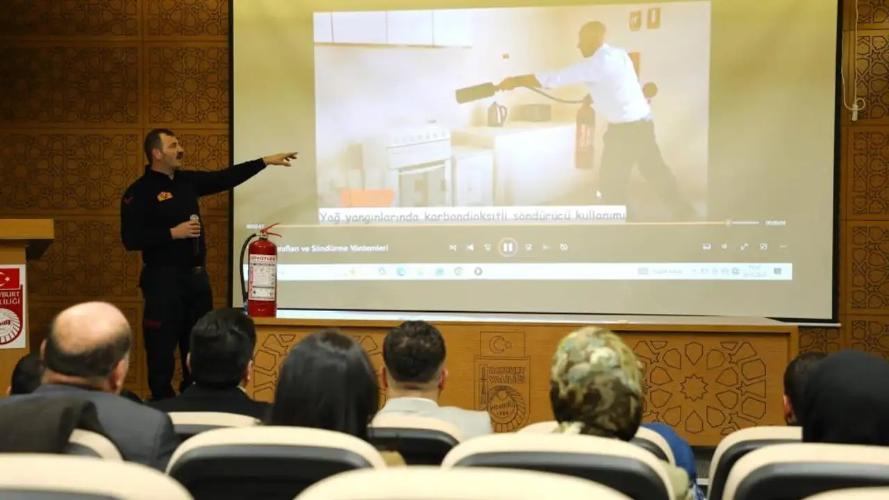 bayburt-itfaiyesinden-valilik-ve-kurum-personeline-yangin-egitimi