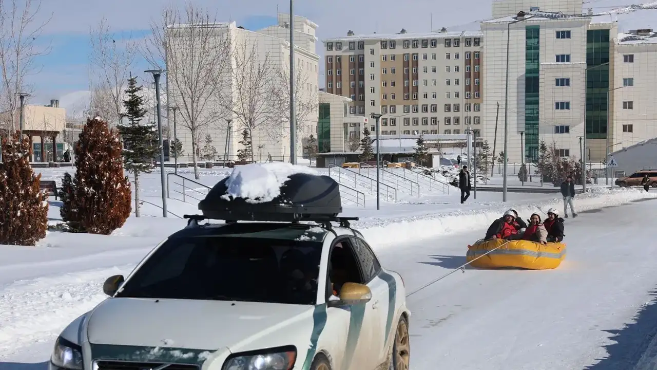 bayburtta-universiteliler-kisi-eglenceye-donusturdu-karda-rafting-yapti