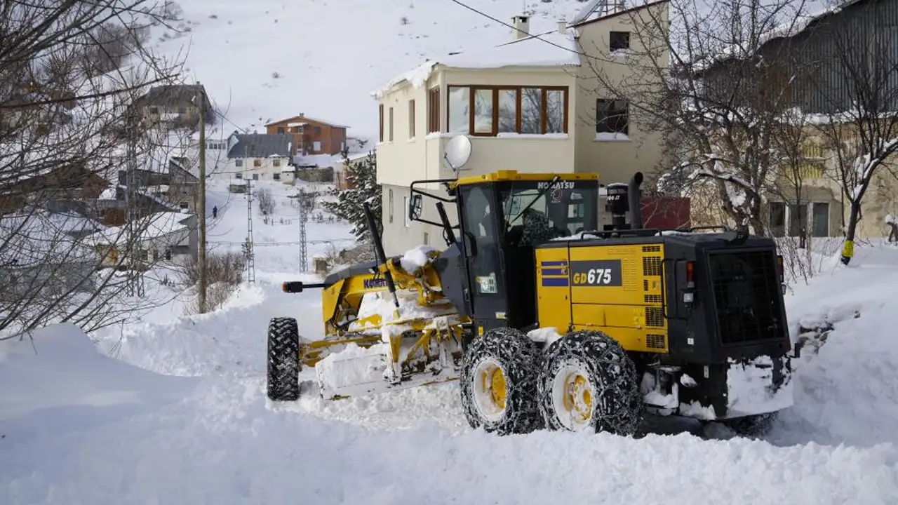 gumushanede-kar-kalinligi-70-santimetreyi-buldu-koy-yollarinda-yogun-calisma