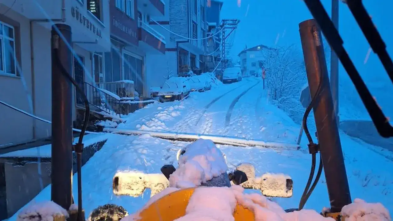 ordunun-ulubey-ilcesinde-etkili-olan-kar-yagisinin-ardindan-belediye-ekipleri-sahaya-indi-ulubey-belediyesi-ile-ordu-buyuksehir-belediyesinin-koordineli-calismasiyla-ulasimda-herhangi-bir-aksama-yasanmadi