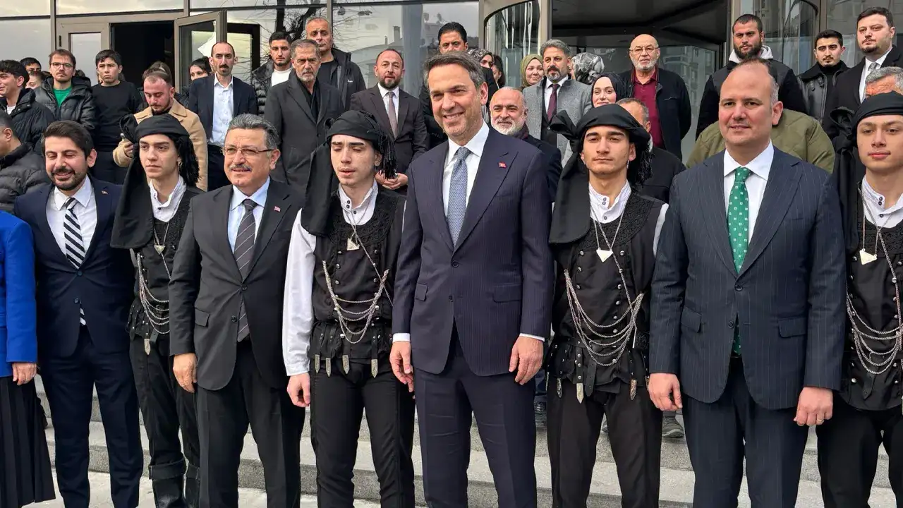trabzonda-bakan-bayraktar-genclerle-bir-araya-geldi-yolumuza-devam-edecegiz