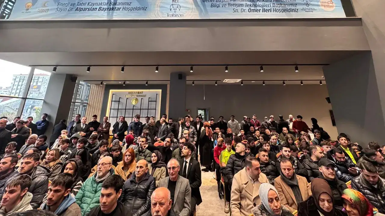 trabzonda-bakan-bayraktar-genclerle-bir-araya-geldi-yolumuza-devam-edecegiz