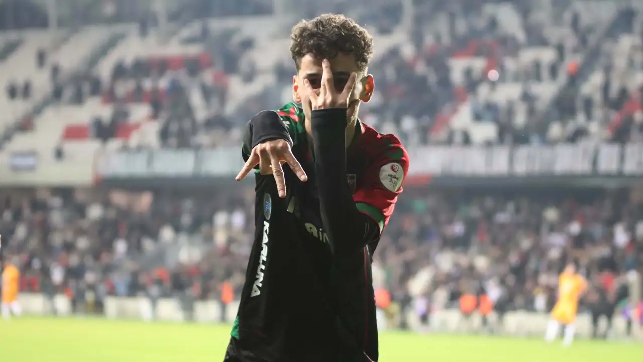 trabzonspor-ile-masaya-oturmustu-genc-yildizin-sozlesme-detaylari-netlesti