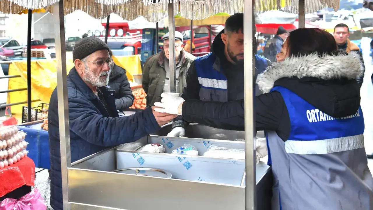 esnaf-ve-vatandasa-destek-ortahisarda-ucretsiz-sicak-corba-dagitimi-basladi