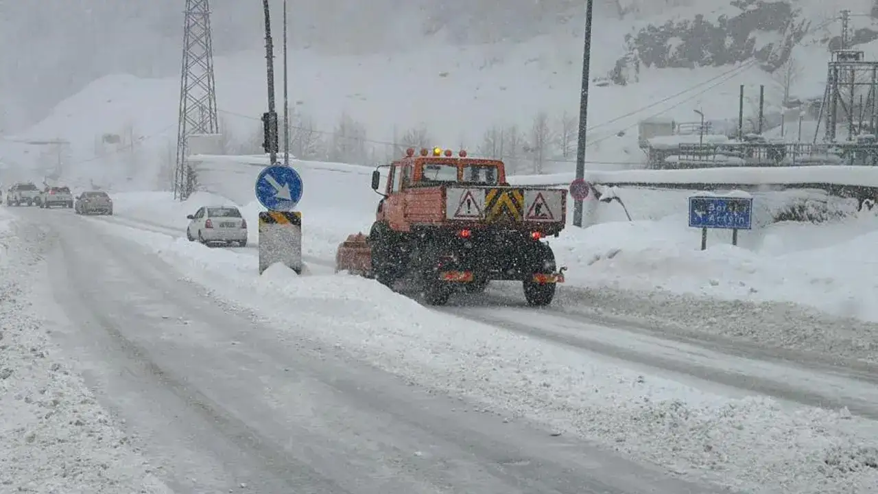 hopa-borcka-karayolunda-kar-ve-tipi-ulasimi-zorlastirdi