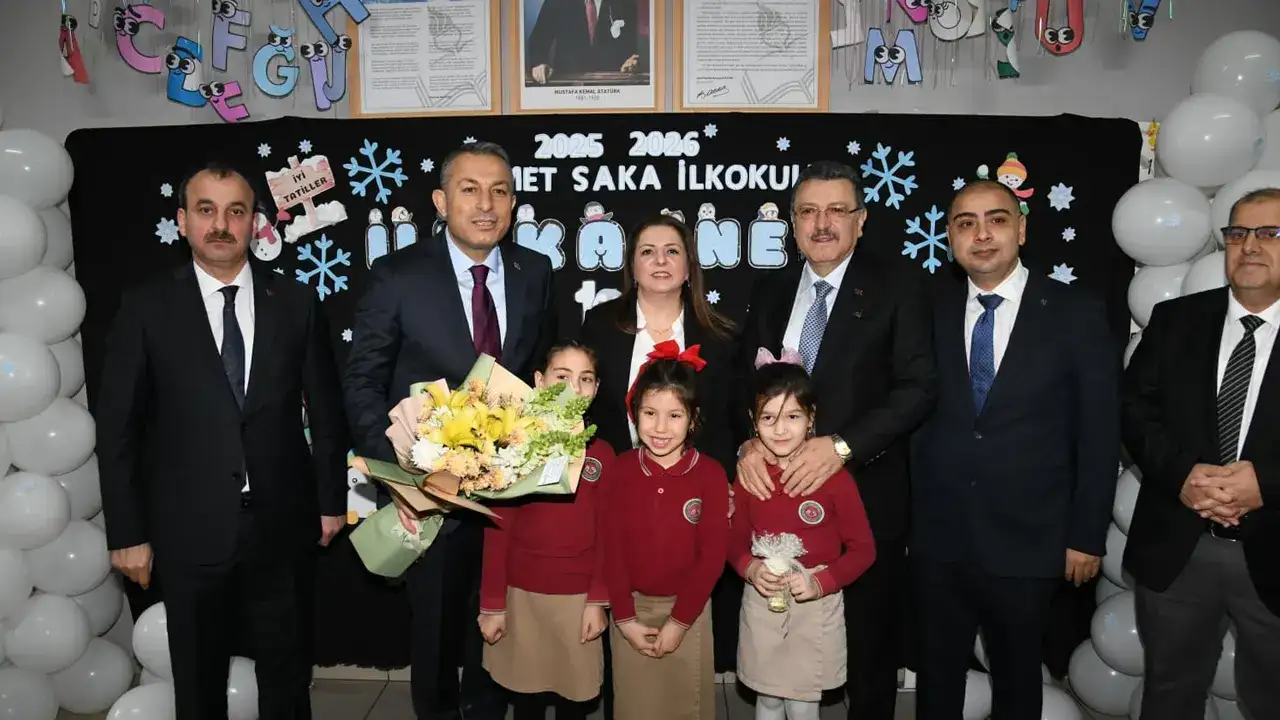 karne-gunu-heyecani-baskan-genc-ogrencilerle-bulustu