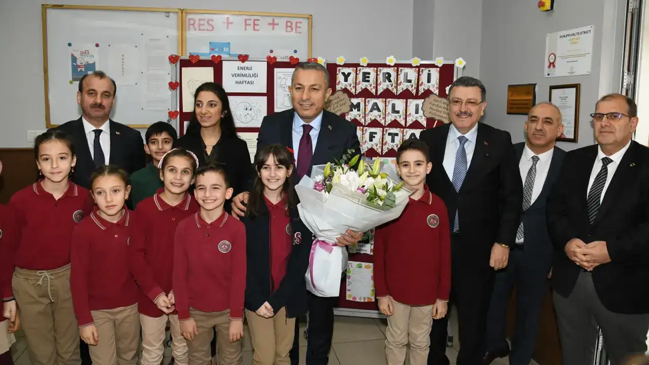 karne-gunu-heyecani-baskan-genc-ogrencilerle-bulustu