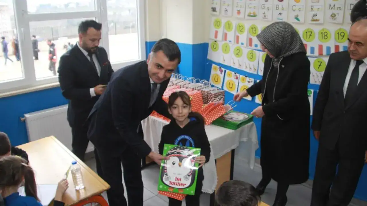 orduda-123-bin-ogrenci-karne-alarak-tatile-girdi