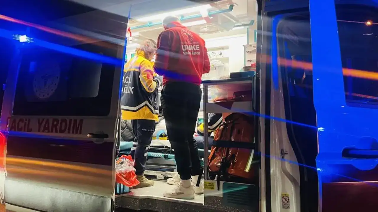 samsunda-kontrolden-cikan-otomobil-duragi-bicti-agaca-carparak-durabildi