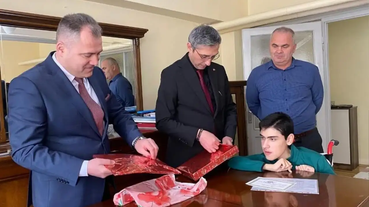 bayburtta-evde-egitim-alan-ogrencilere-karne-ziyareti