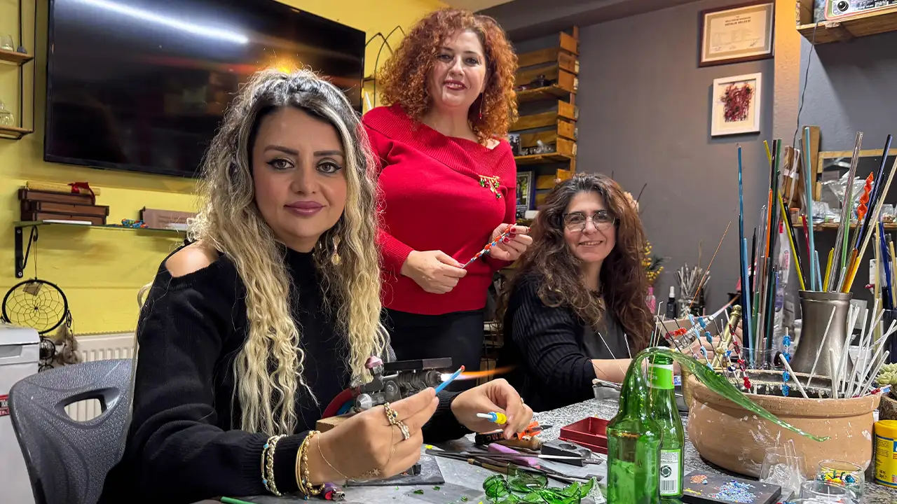 orduda-atik-camlar-sanata-donusuyor-1200-derecede-geri-donusum