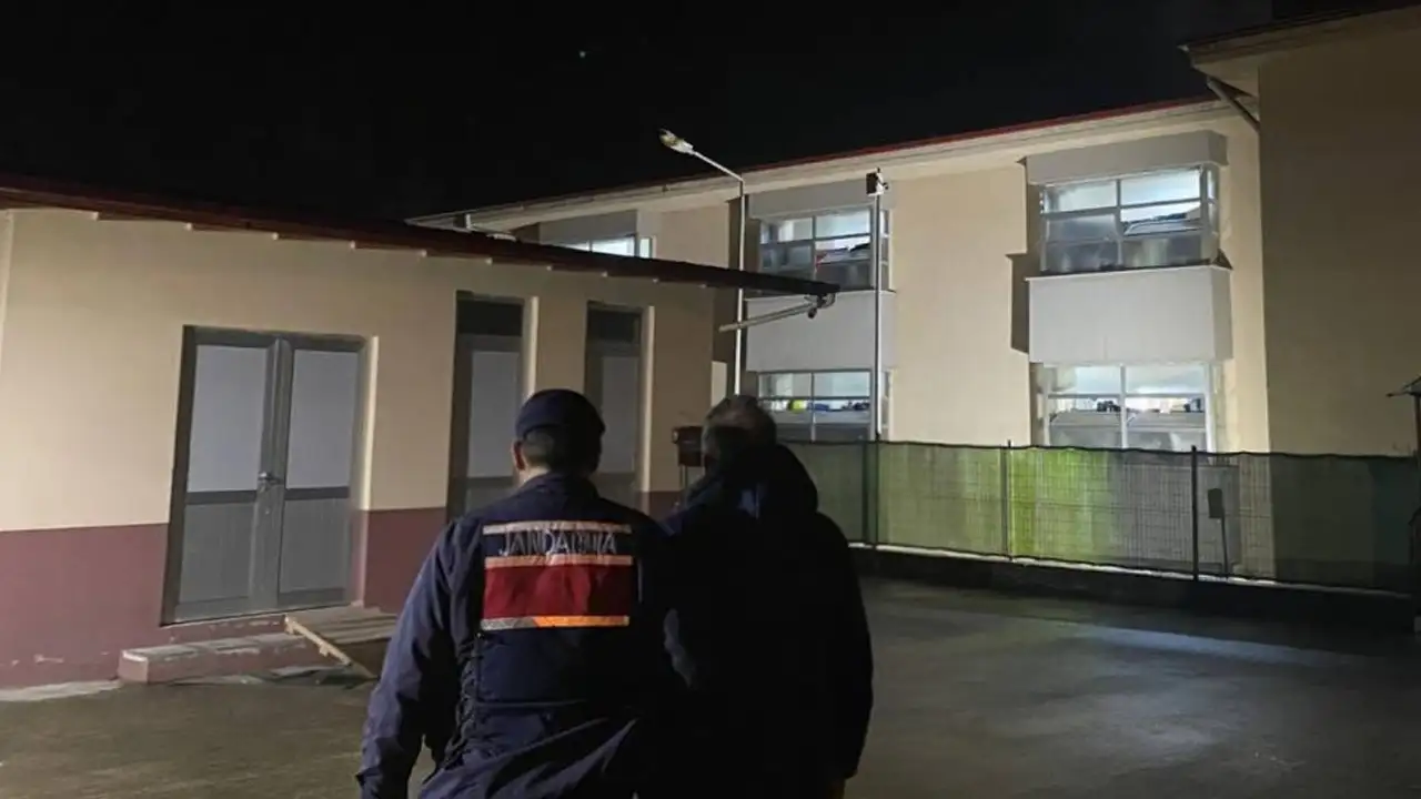 rizede-jandarmadan-nokta-operasyon-aranan-2-hukumlu-yakalandi