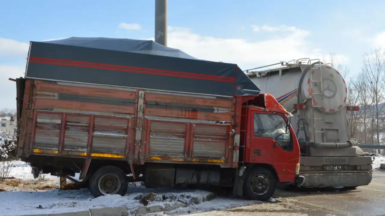 samsunda-kontrolden-cikan-tir-ortaligi-savas-alanina-cevirdi-2-yarali