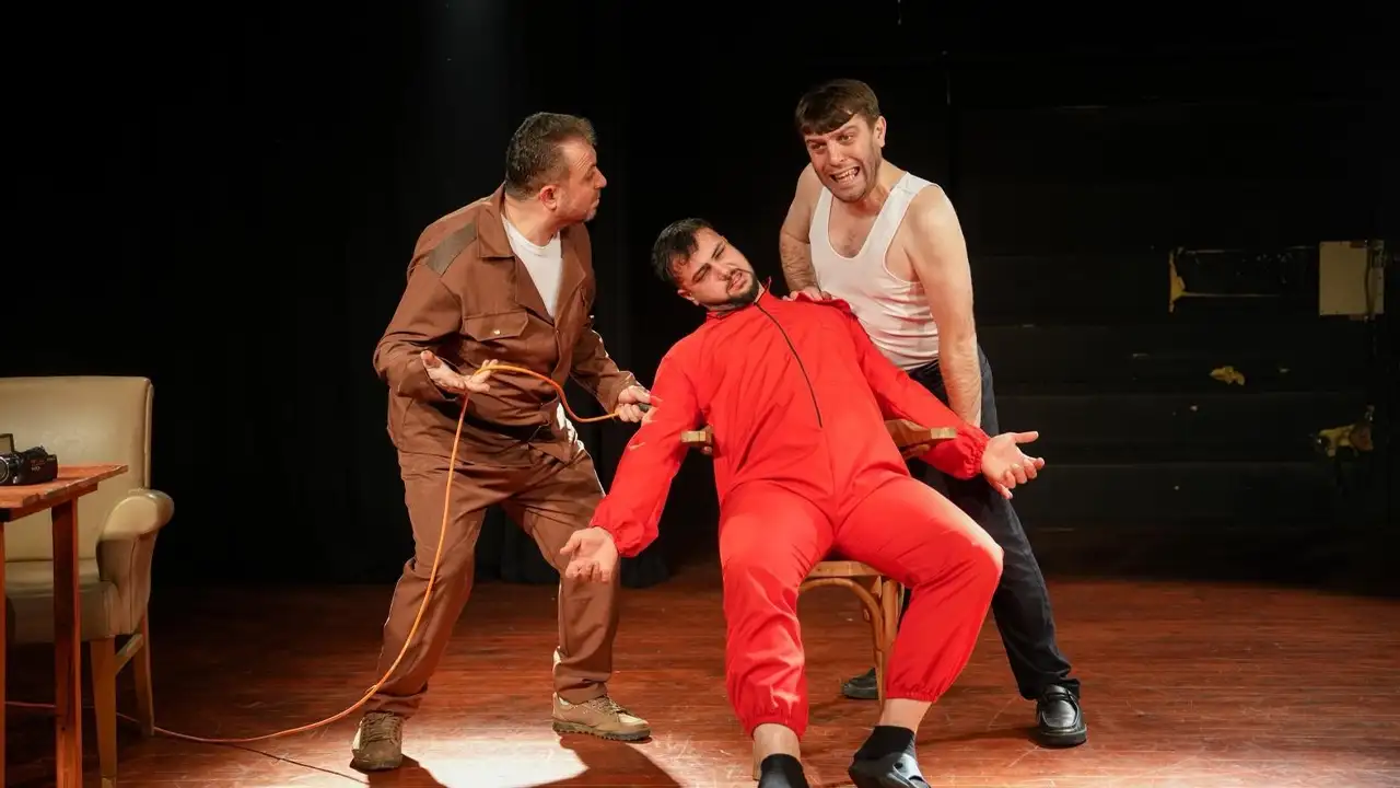 suc-degisiyor-suclu-ayni-kaliyor-gugulumdakilerden-absurd-acilis