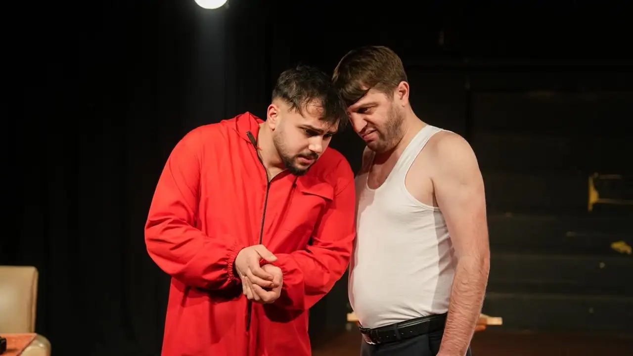 suc-degisiyor-suclu-ayni-kaliyor-gugulumdakilerden-absurd-acilis