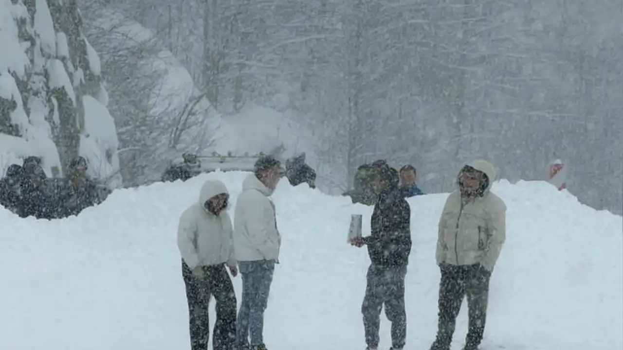 trabzonbayburt-yolunda-cig-tilkibeli-mevkiinde-ulasim-durdu