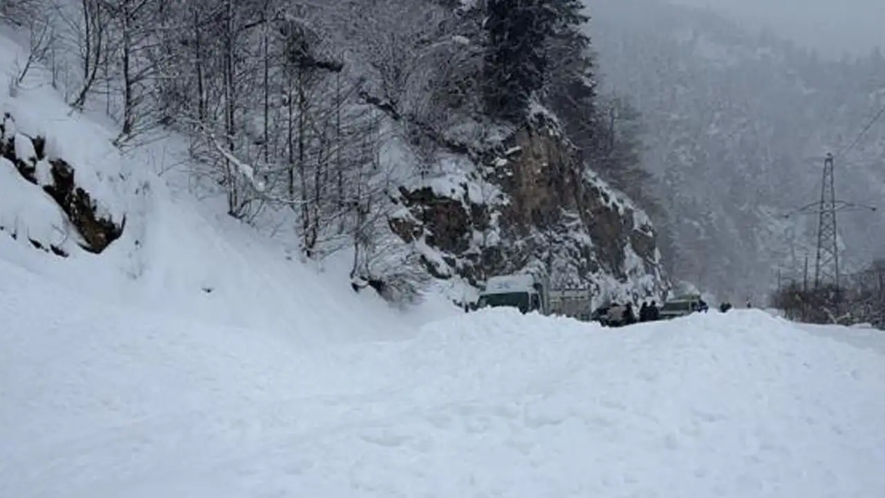 trabzonbayburt-yolunda-cig-tilkibeli-mevkiinde-ulasim-durdu