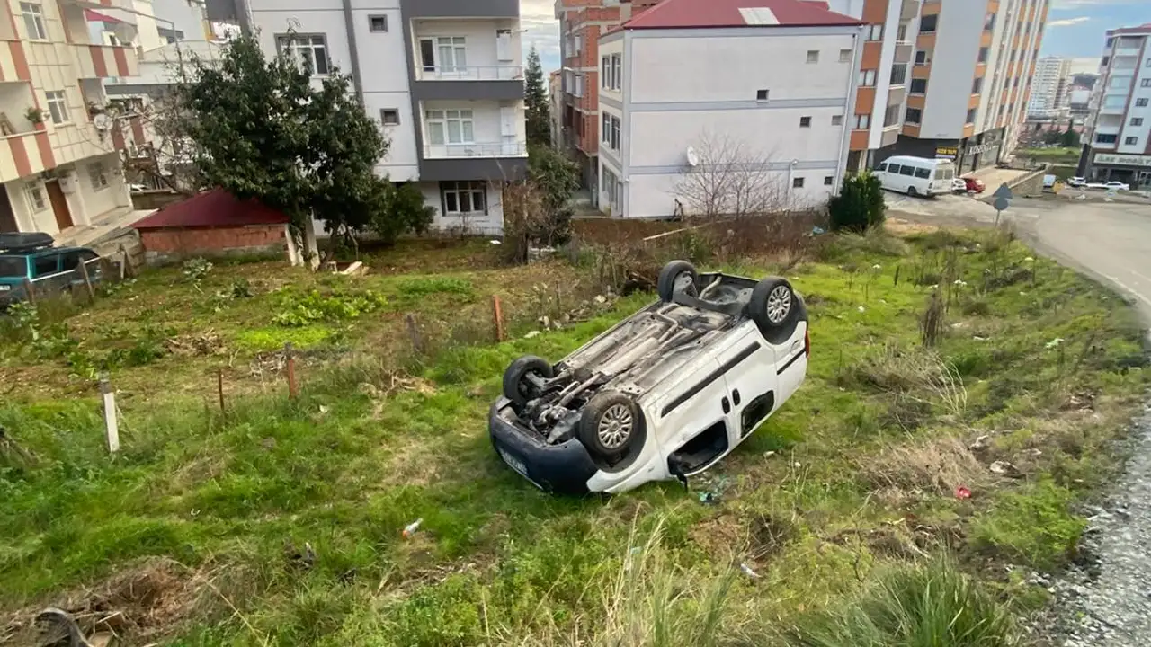 akcaabatta-seyir-halindeki-arac-ters-dondu