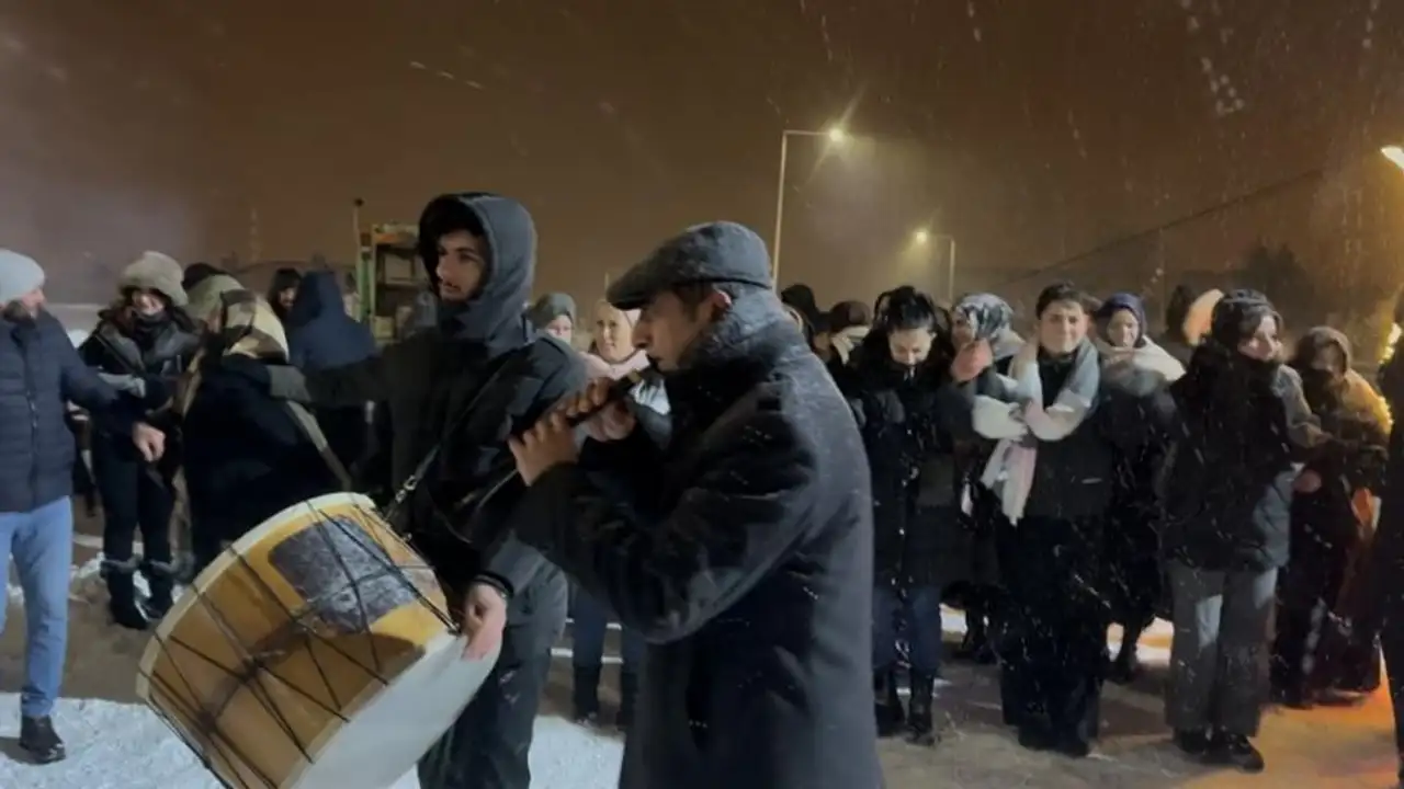 bayburtta-kar-ve-soguk-eglenceye-donustu-eksi-20-derecede-kizak-festivali