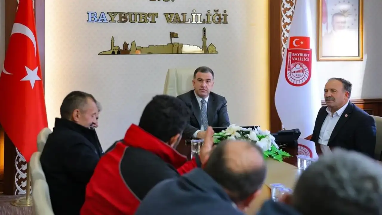 bayburtta-muhtarlar-koylerin-sorunlari-icin-valilikte-bulustu