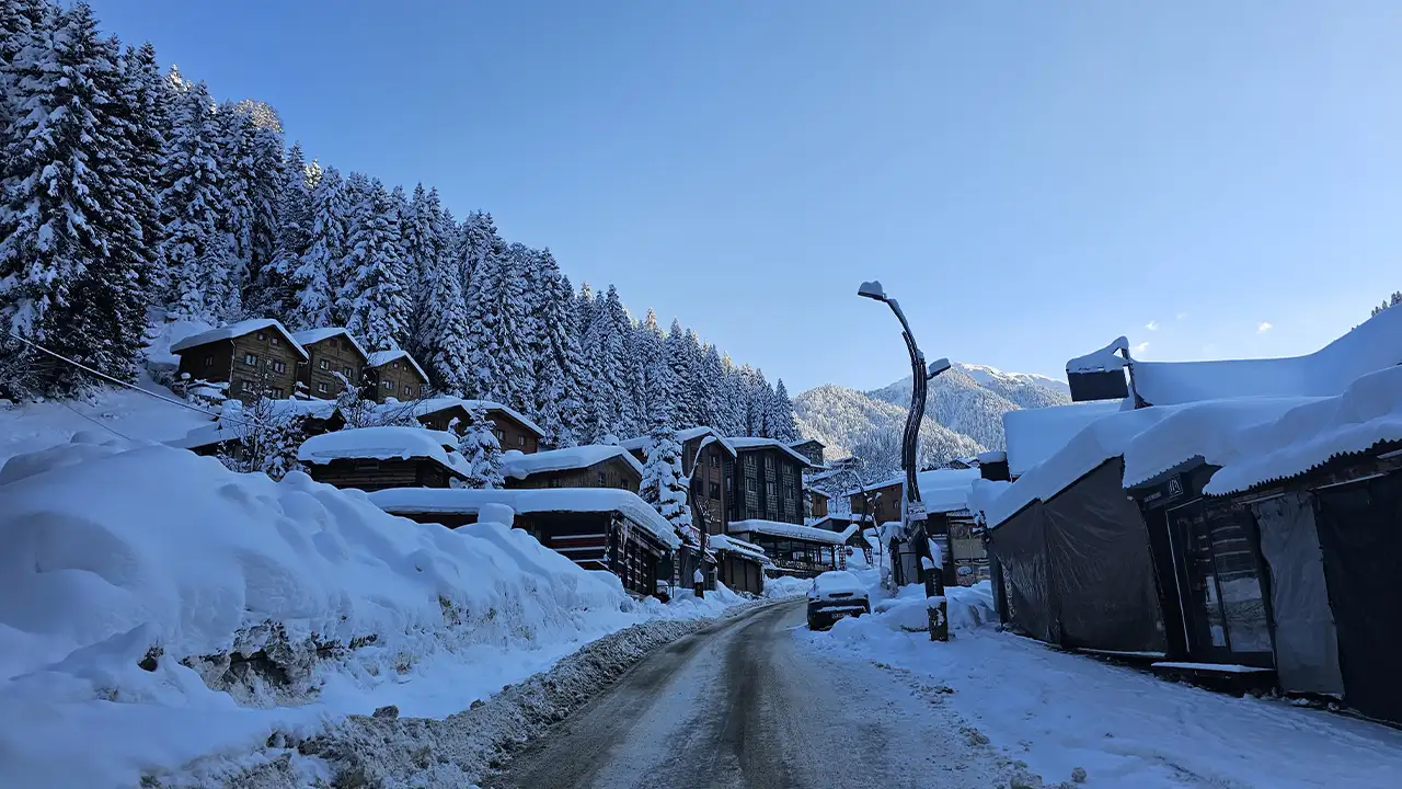 dogu-karadenizde-kar-etkili-oldu-404-yerlesimin-yolu-kapandi
