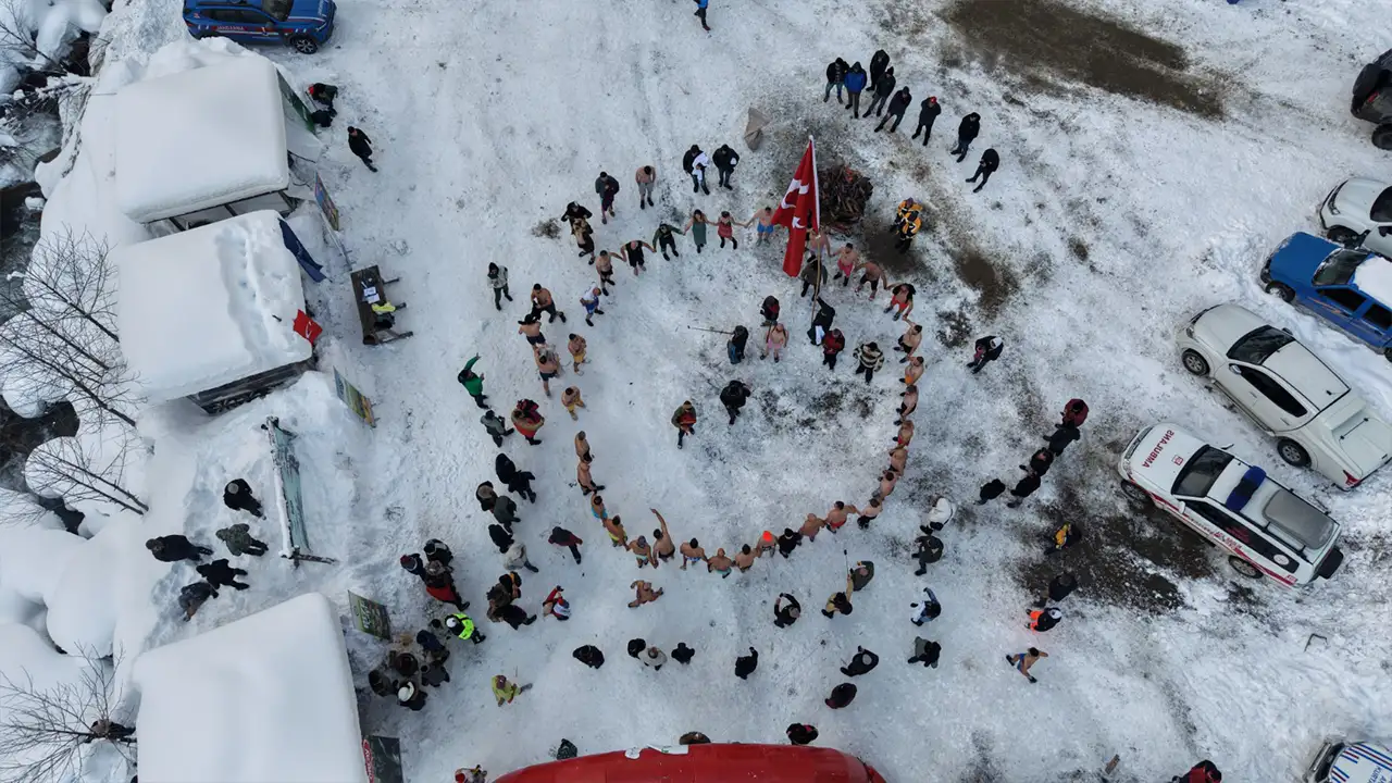 rizede-kis-yuzme-soleni-1300-rakimda-buzlu-gole-girdiler