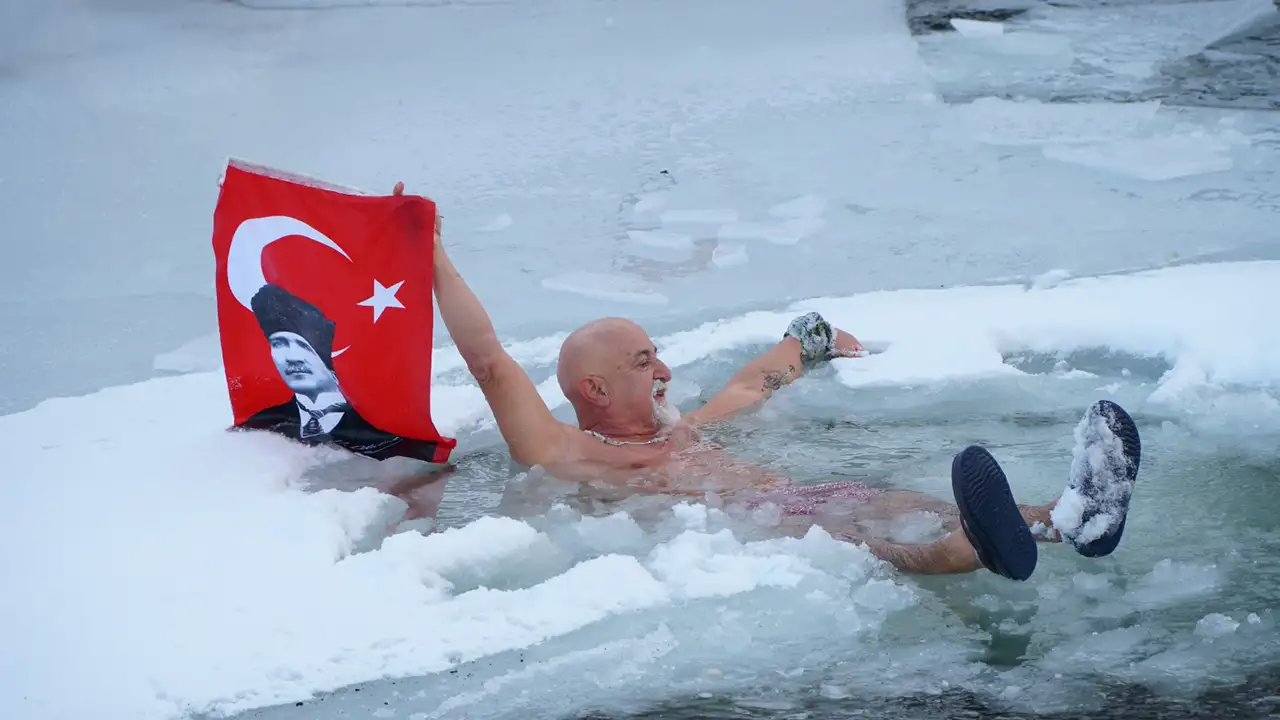 rizede-kis-yuzme-soleni-1300-rakimda-buzlu-gole-girdiler