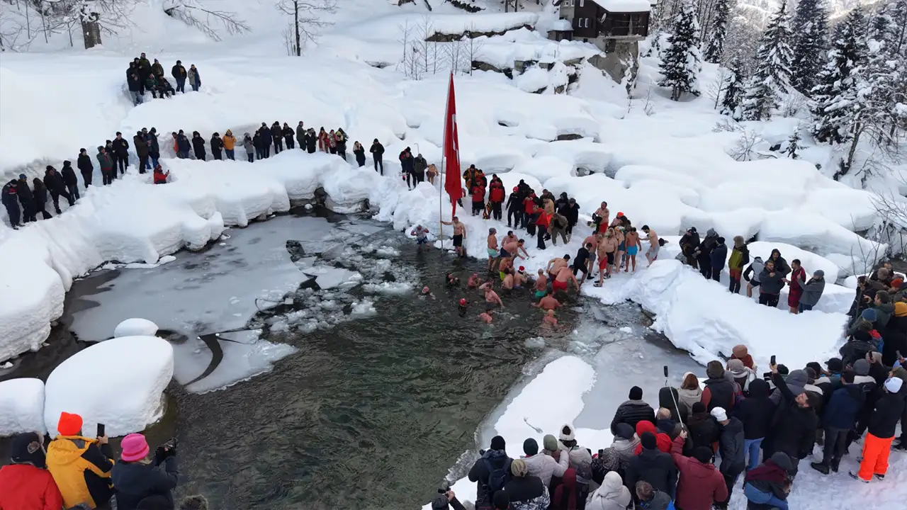 rizede-kis-yuzme-soleni-1300-rakimda-buzlu-gole-girdiler