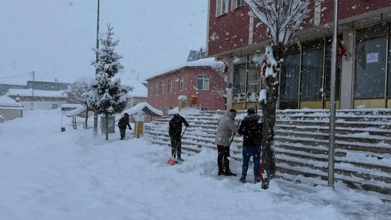 bayburtta-karla-mucadele-alarmi-ilcelerde-ulasim-icin-yogun-mesai