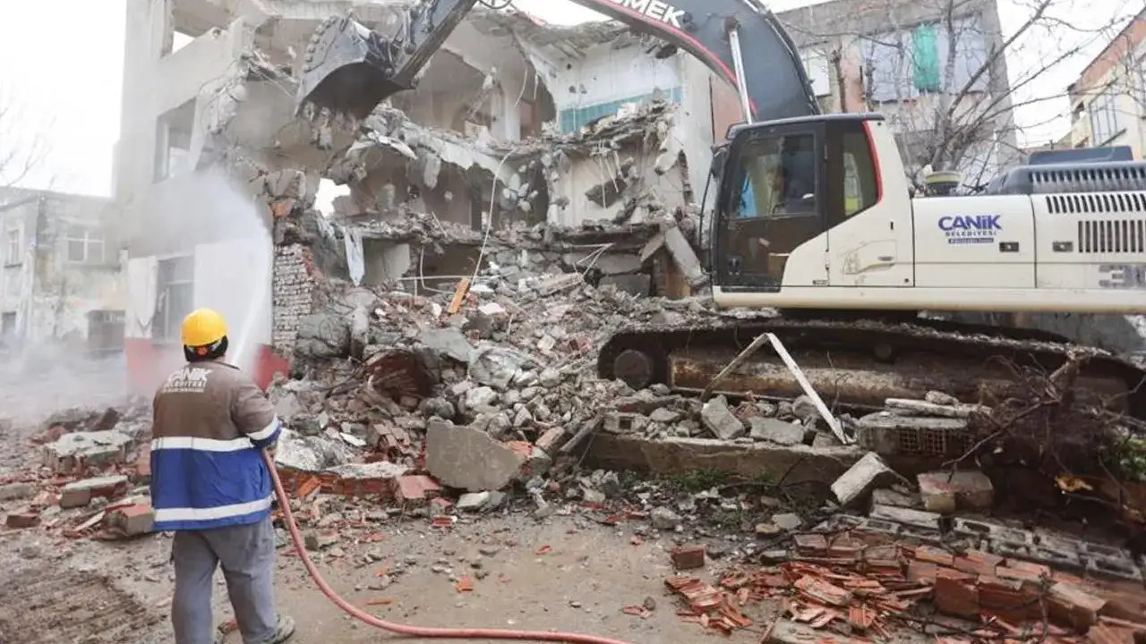 canikte-kentsel-donusum-741-riskli-binanin-yikimi-suruyor