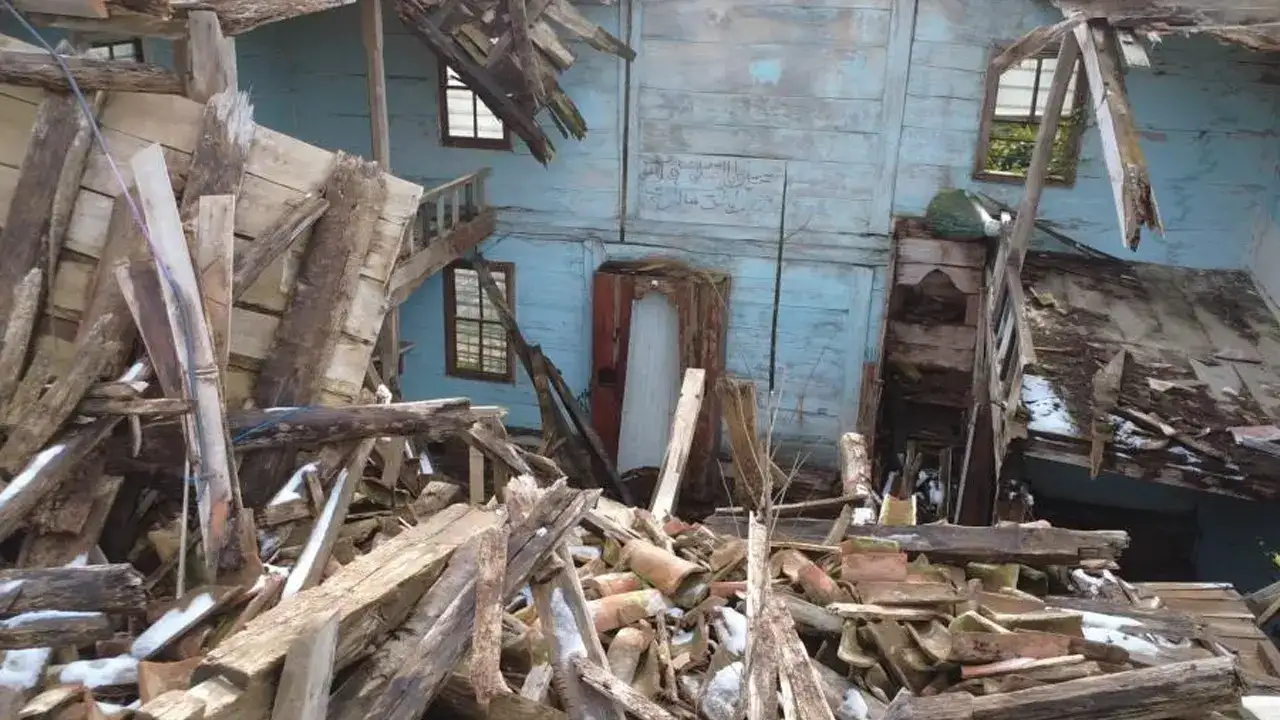 carsambada-200-yillik-ahsap-cami-curumeye-terk-edildi