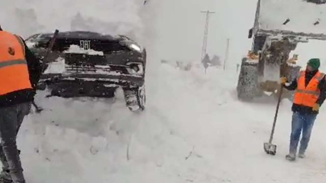 egribel-gecidinde-kar-ve-tipi-alarmi-araclar-yolda-kaldi