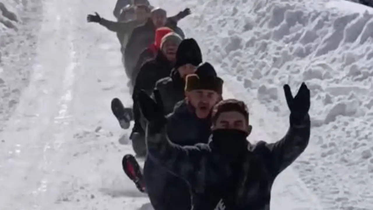 giresun-yaylasinda-kar-eglencesi-sambrellerle-kar-treni-yaptilar