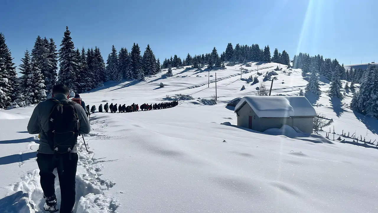 goksu-travertenlerinde-kis-yuruyusu-dogaseverler-karla-bulustu