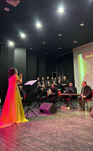 huseyni-fasil-konseri-omu-sahnesinde-sanatseverlerle-bulustu