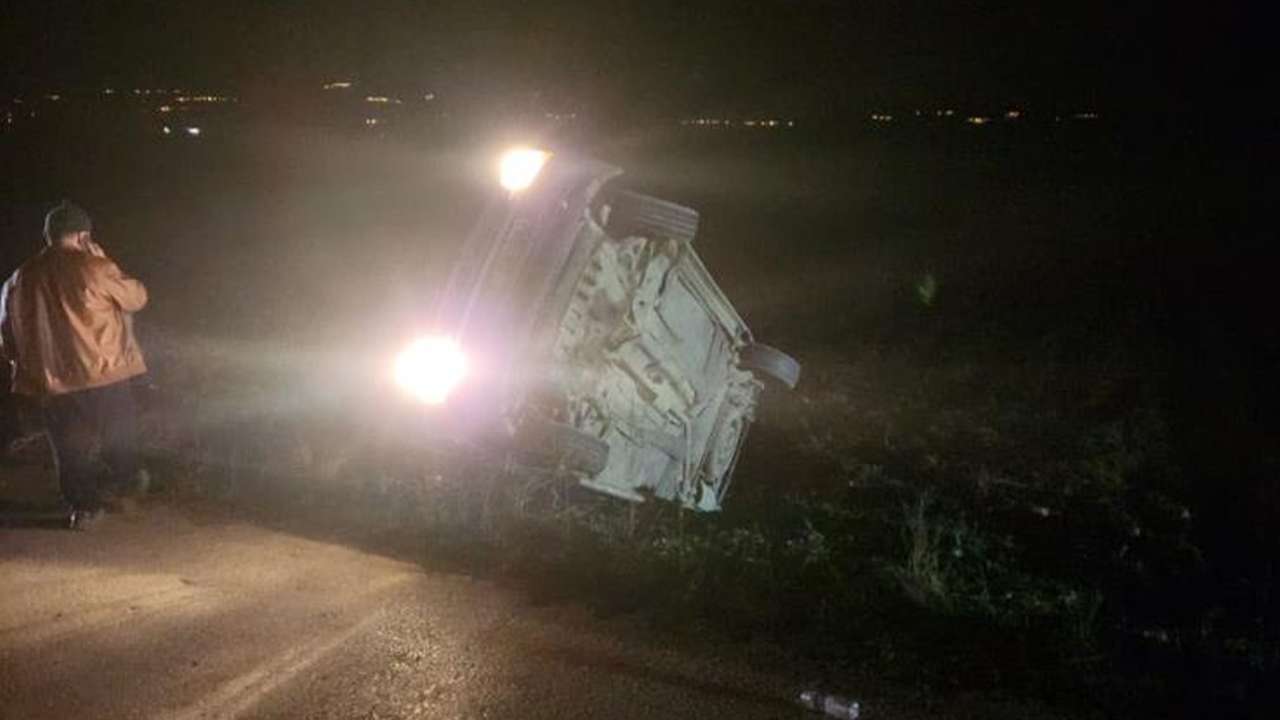 samsun-vezirkoprude-hafif-ticari-arac-sarampole-devrildi-6-yarali